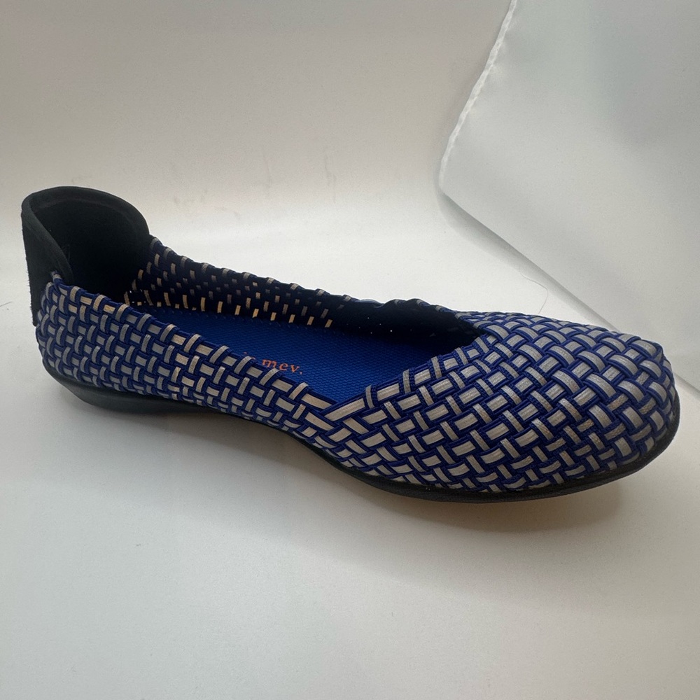 Bernie mev. Catwalk Blue Reflect Closed Toe Flats. Size 39